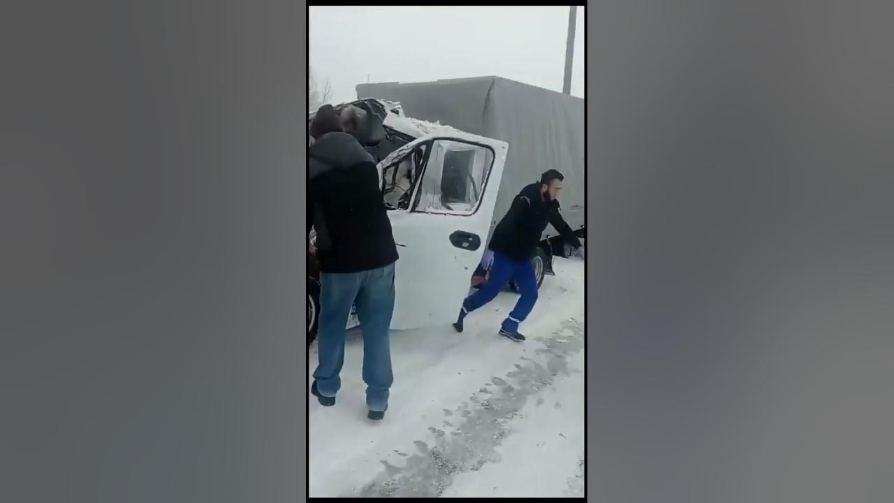 Газель влетела под стоящую фуру в Тобольске - YouTube