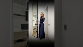 Высокая зеркальная дверь до потолка. Двери на заказ #дверь #зеркало #холл