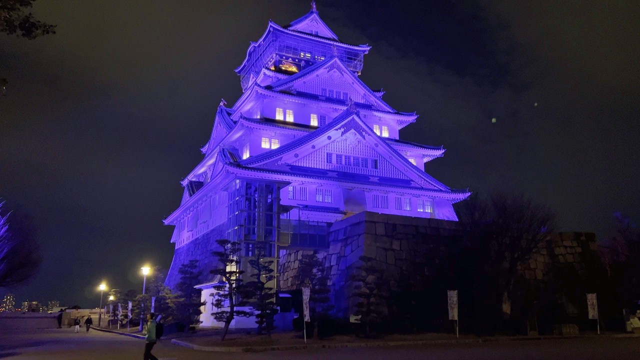2026年3月 夜間に特別な色でライトアップされた大阪城 - YouTube