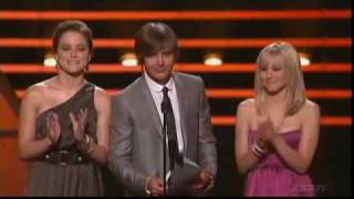 Sophia Bush & Kristen Bell presenting at 2008 ESPY's