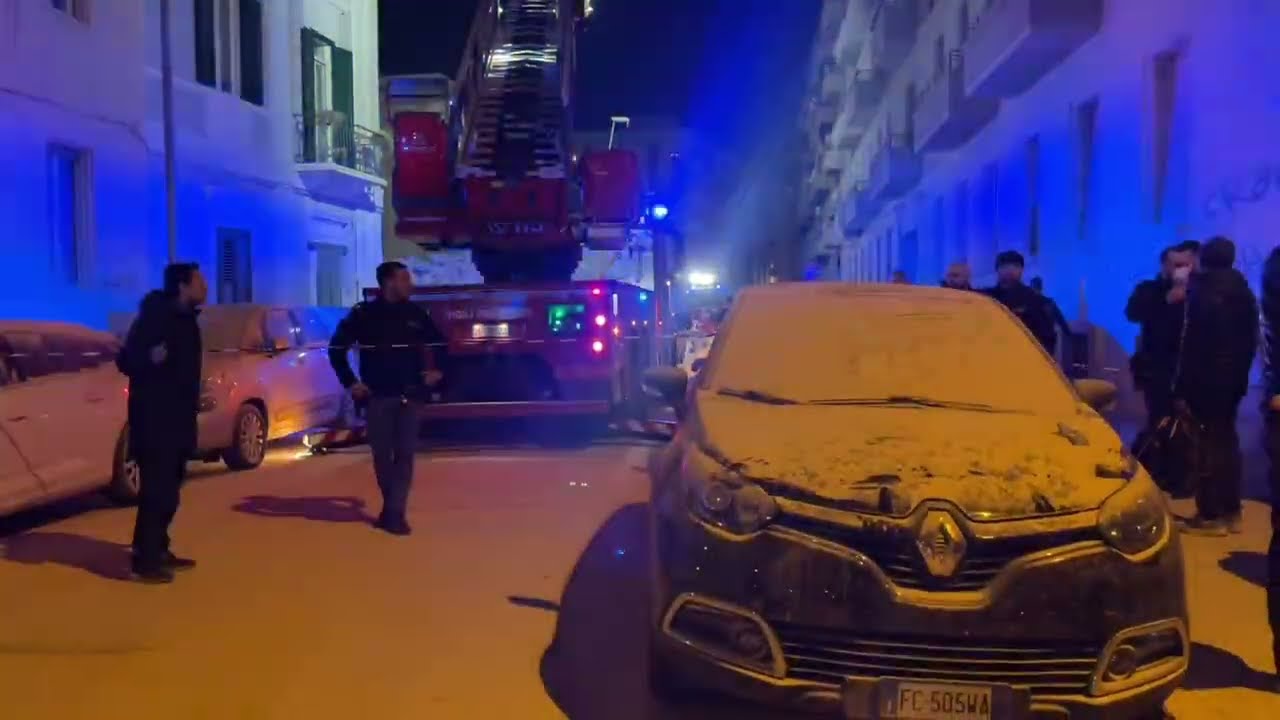 Crollo palazzina a Carrassi, si cercano persone: vigili del fuoco scavano a mani nude tra le macerie