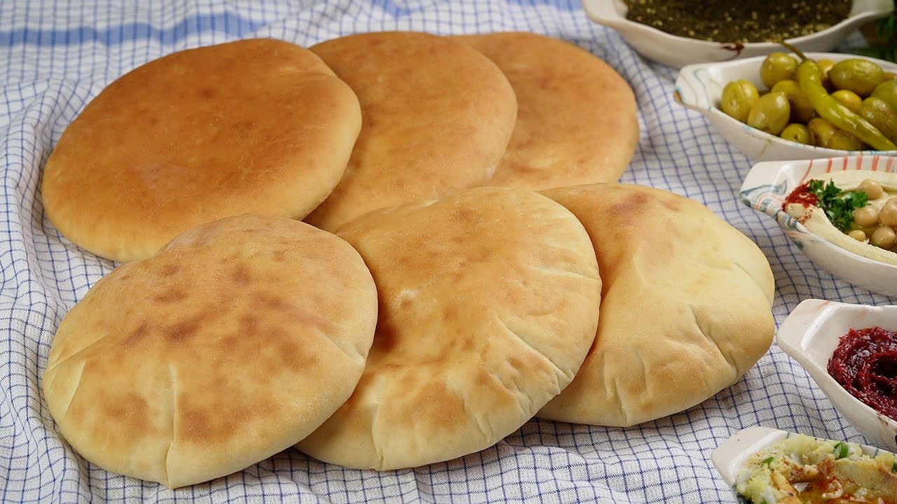 خبز الدار المغربي جدا لذيذ 👌🏻 مع اطيب صحن حمص و حواضر