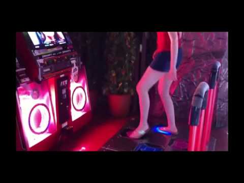 レン先生　アメリカ人女性　ダンス・ダンス・レボリューションを踊る
