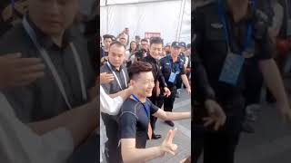 Huang Xiaoming enthusiastically signed autographs for fans The female security guard in the back is