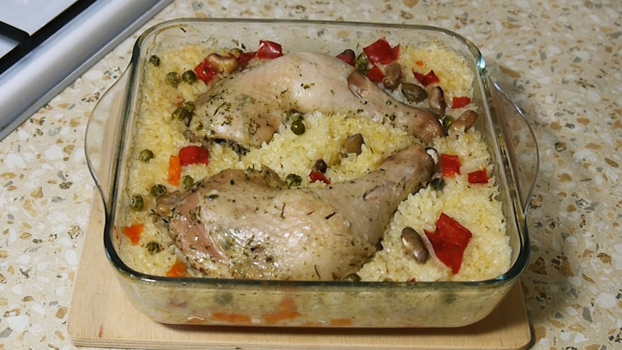 Курица с рисом в фольге. Курица запеченная с рисом. Курица запеченная с рисом в духовке. Рис с курицей в духовке в стеклянной посуде. Курица с рисом в духовке в рукаве.