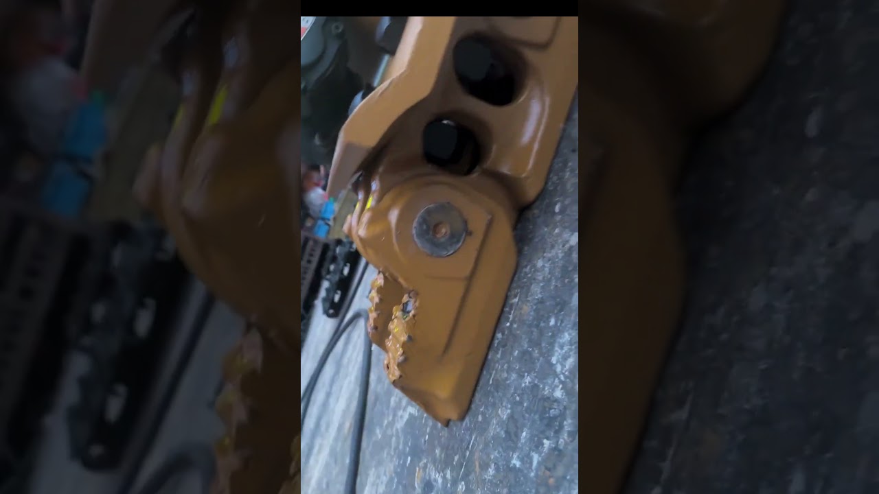 How do I assemble the track assembly？