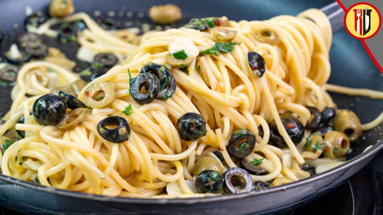 Паста с чесноком и оливками за 20 минут | Простое средиземноморское блюдо с бомбой вкуса