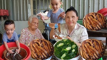 Bà lão 101 tuổi bữa cơm trưa cá bóng xệ kho tiêu canh rau mồng tơi hái sau hè | Bữa cơm đạm bạc