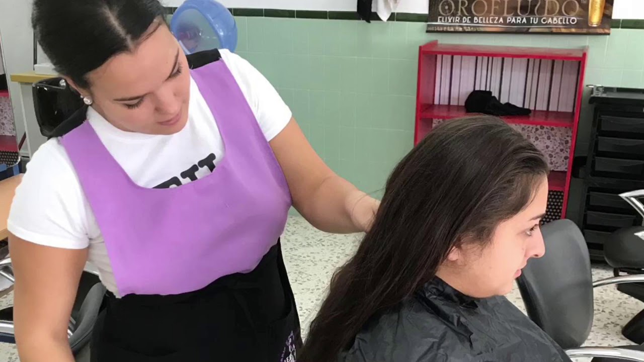 Cómo aplicar un tinte en un cabello sin canas