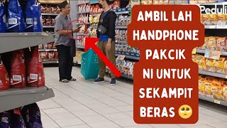 Pakcik Ini Terdesak Nak Tukar Handphone Miliknya Dengan Beras? 😭 | Social Experiment