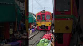 タイ国鉄メークローン市場からバンレーム駅凄ーい迫力ですよー