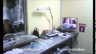 Разбойное нападение на ломбард.18.08.2015, ул.  Якира. 17(, 2015-08-18T20:41:28.000Z)