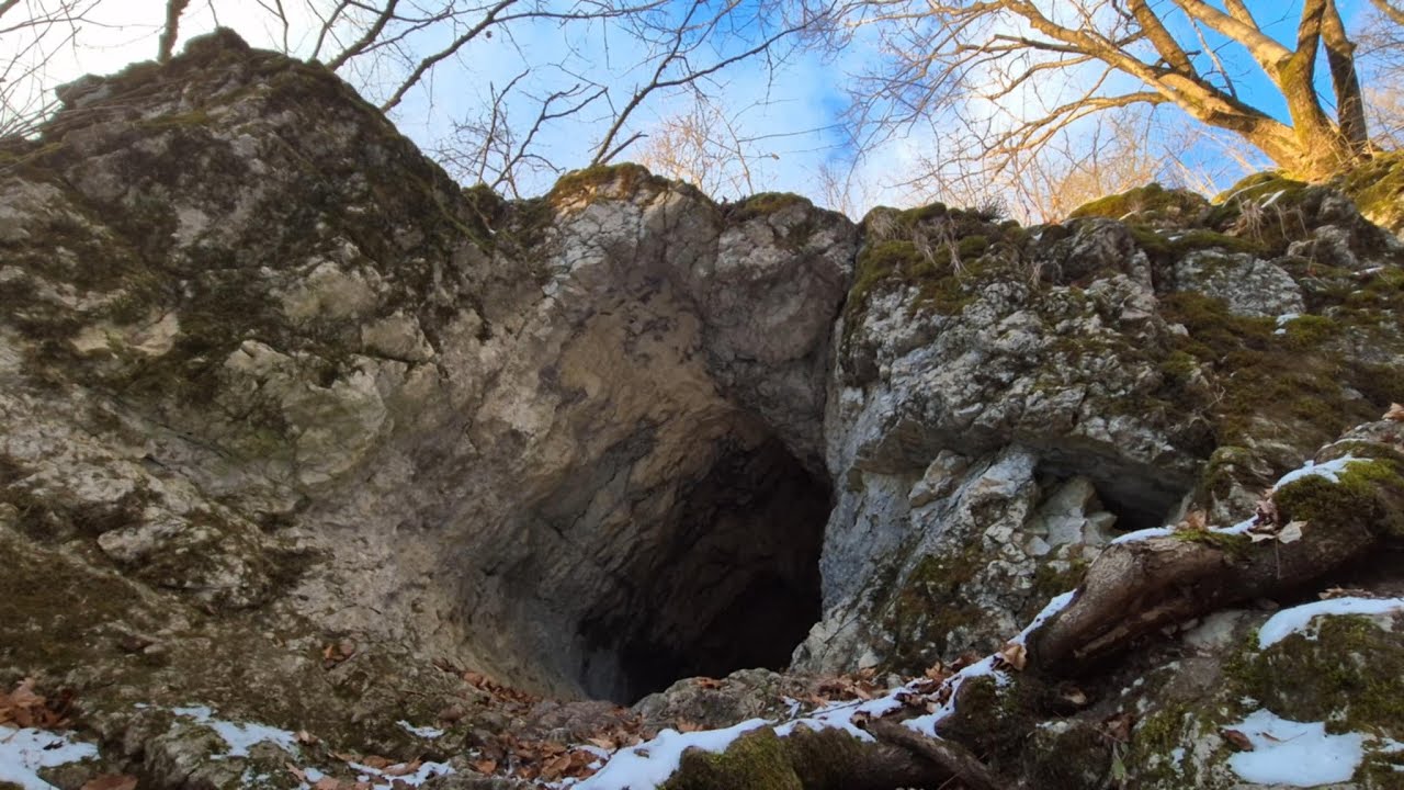 Jaskinia Piekło i krzyż lotniczy w rezerwacie Milechowy
