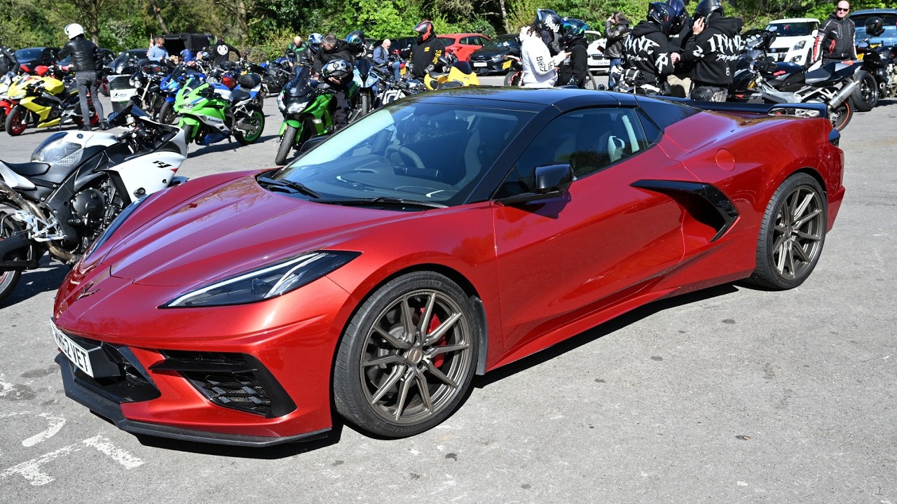 The Roof opening and closing on a 2022 Chevrolet Corvette Stingray