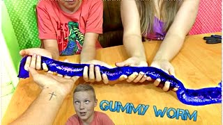 МЕГА ОГРОМНЫЙ ЧЕРВЯК ИЗ ЖЕЛЕ СОЖРАЛ МОЗГИ ДЕТЕЙ ЧЕЛЕНДЖ 🐍 CHALLENGE WORLD'S LARGEST GUMMY WORM