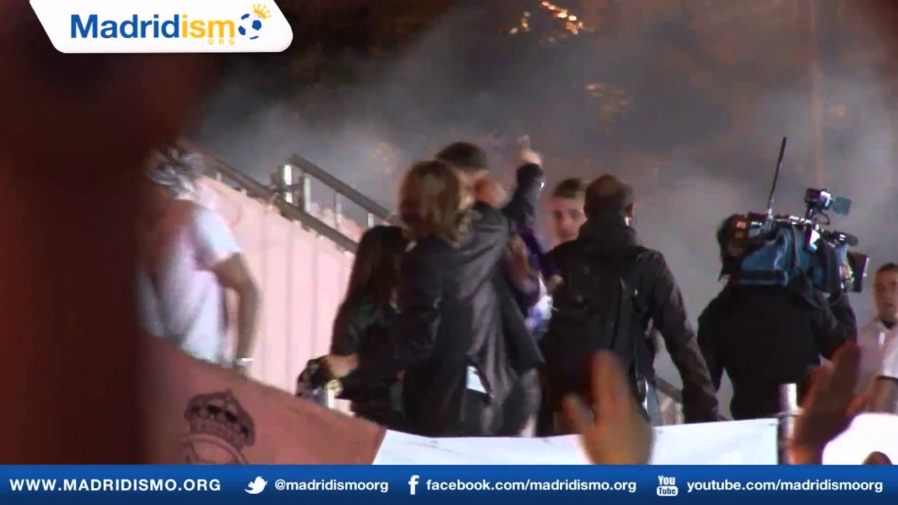 Fans Celebrate La Decima in Cibeles (Real Madrid vs Atletico Madrid - Champions League)