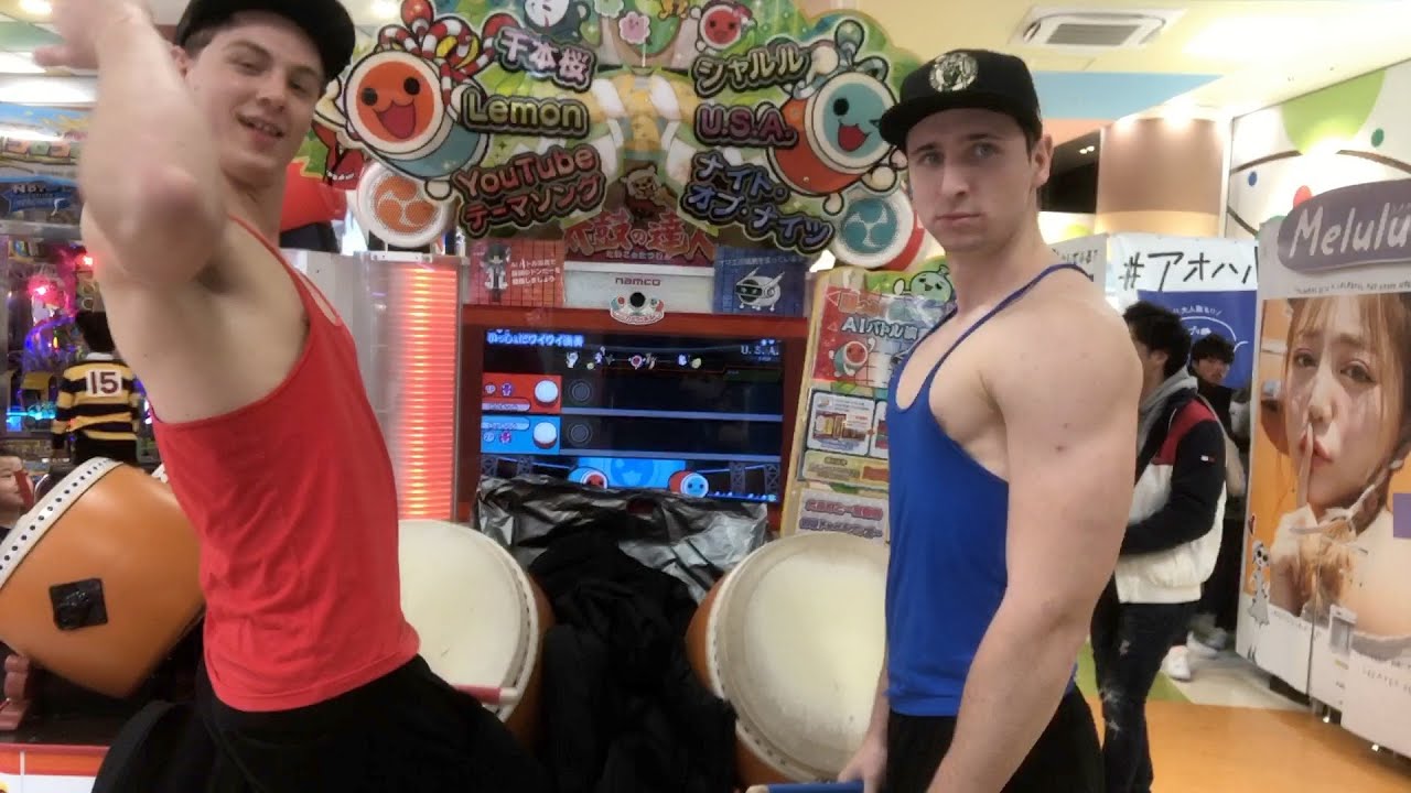 お蔵入り映像 外国人兄弟がタンクトップ姿で太鼓の達人を楽しむ動画 Youtube