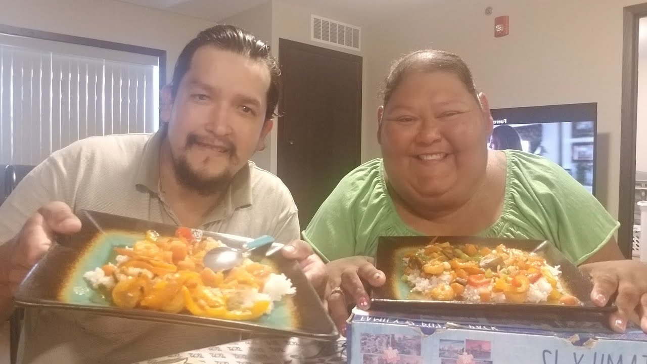 Hablando español/comiendo/arroz blanco/camarones con verdura/tomando agua y sprite/con mi esposo