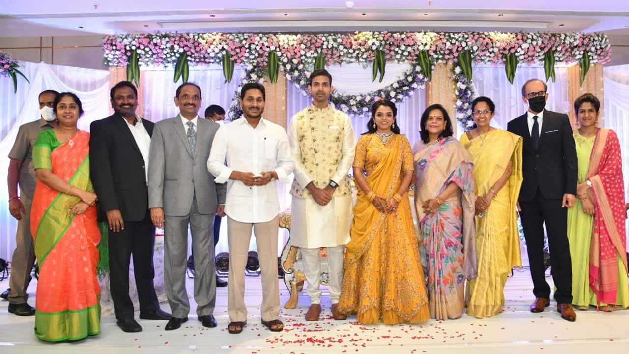 YS Jagan Attends CP Bathina Srinivasulu Daughter Marriage Reception || Bezawada Media
