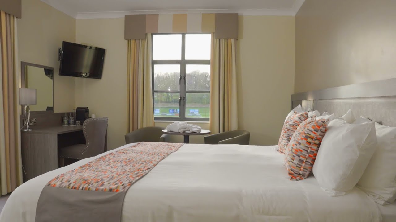 Armagh City Hotel - Superior Balcony Room