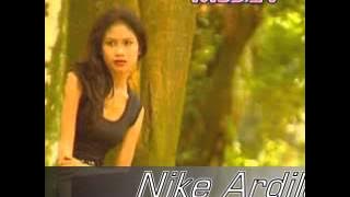 Nike Ardilla - Mengapa harus berpisah