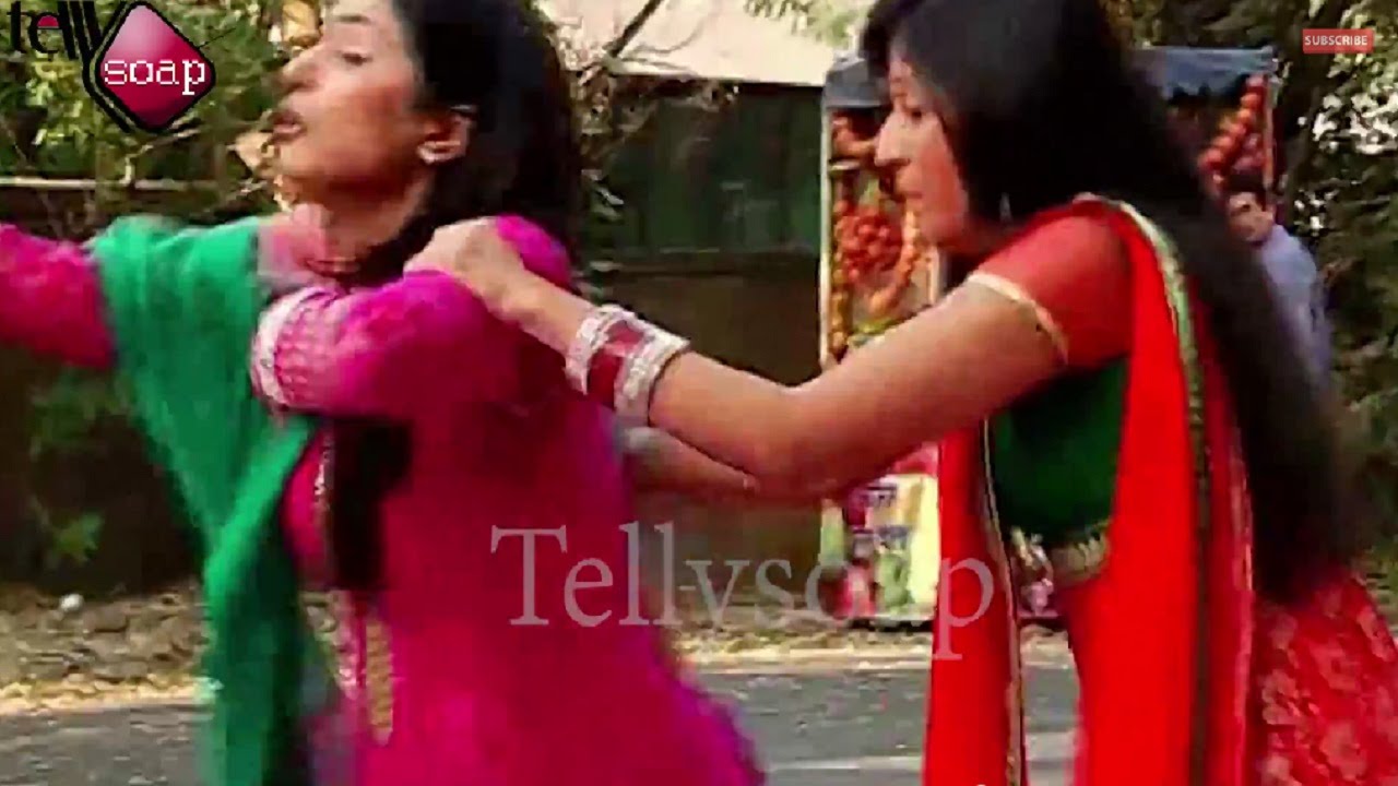 Yeh Rishta Kya Kehlata Hai: Akshara Falls Down