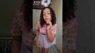 Menina novinha dançando funk