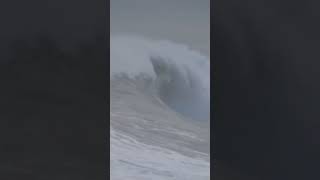 Grandes olas azotan Mioño en Cantabria