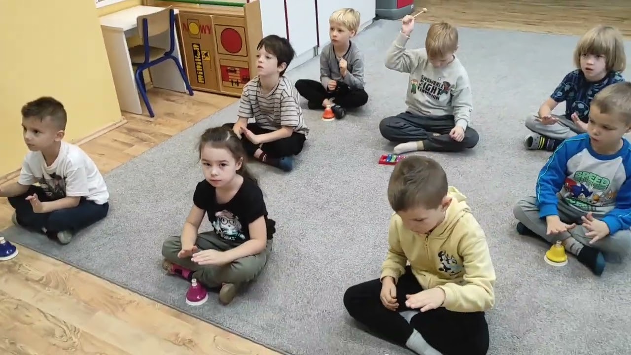 Zerówka gra na dzwonkach chromatycznych z okazji Międzynarodowego Dnia Muzyki - 21.10. 2025 r.