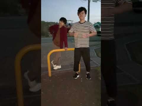拳で抵抗する21歳