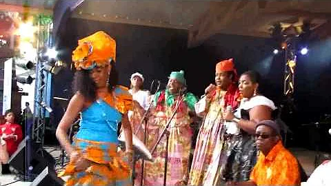 Nadine Lo et les tambouyns du groupe Tcho Peyi sur...