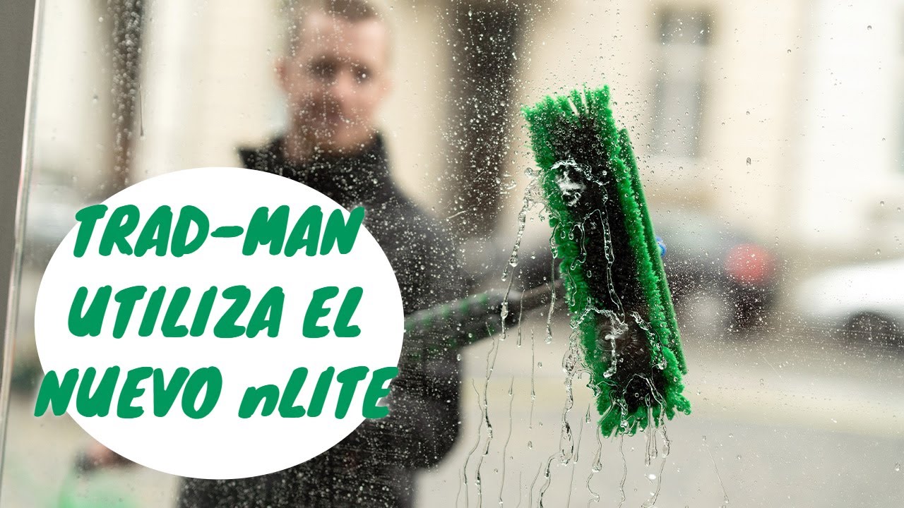 El limpiador de ventanas Trad-Man utiliza el nuevo mangos telescopicos con conduccion de a