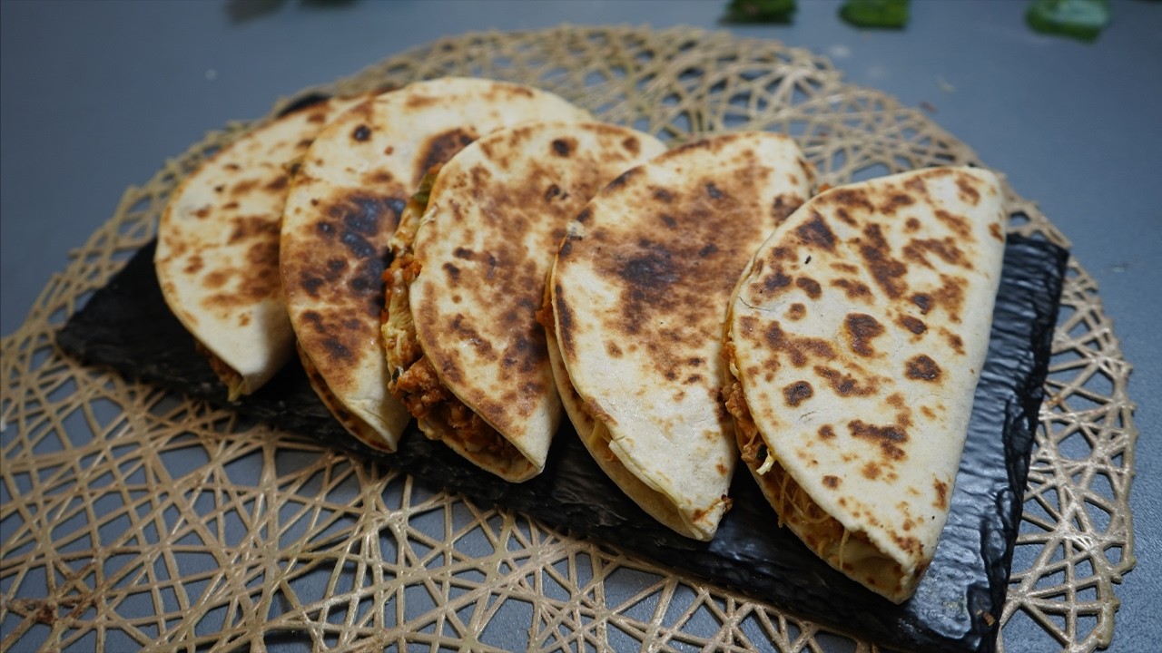 سندويتشات السعادة بنة وتفرميج الله الله احسن سندويتش خدمتو في قناتي حاليا