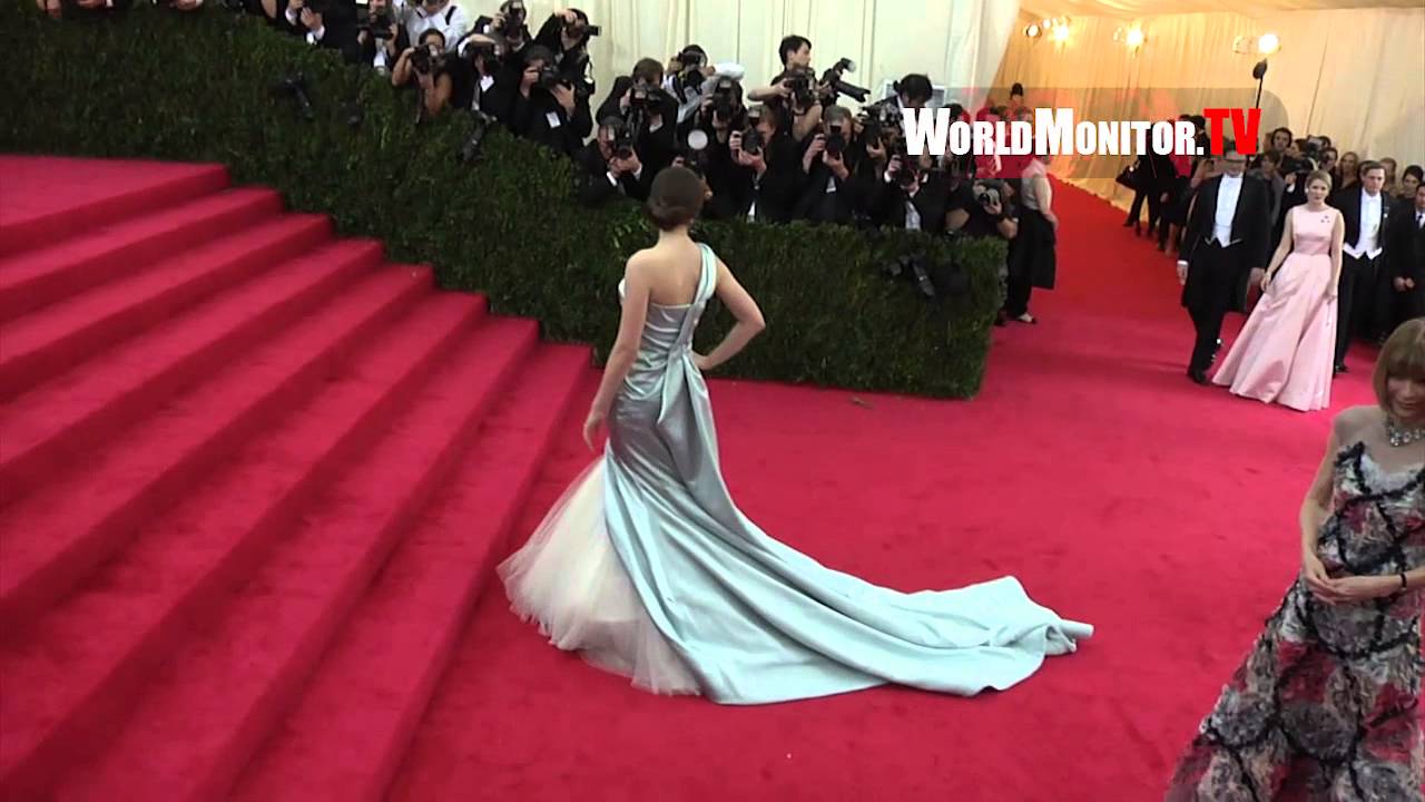 Bee Shaffer and Vogue editor Anna Wintour arrive at 2014 Met Gala Redcarpet