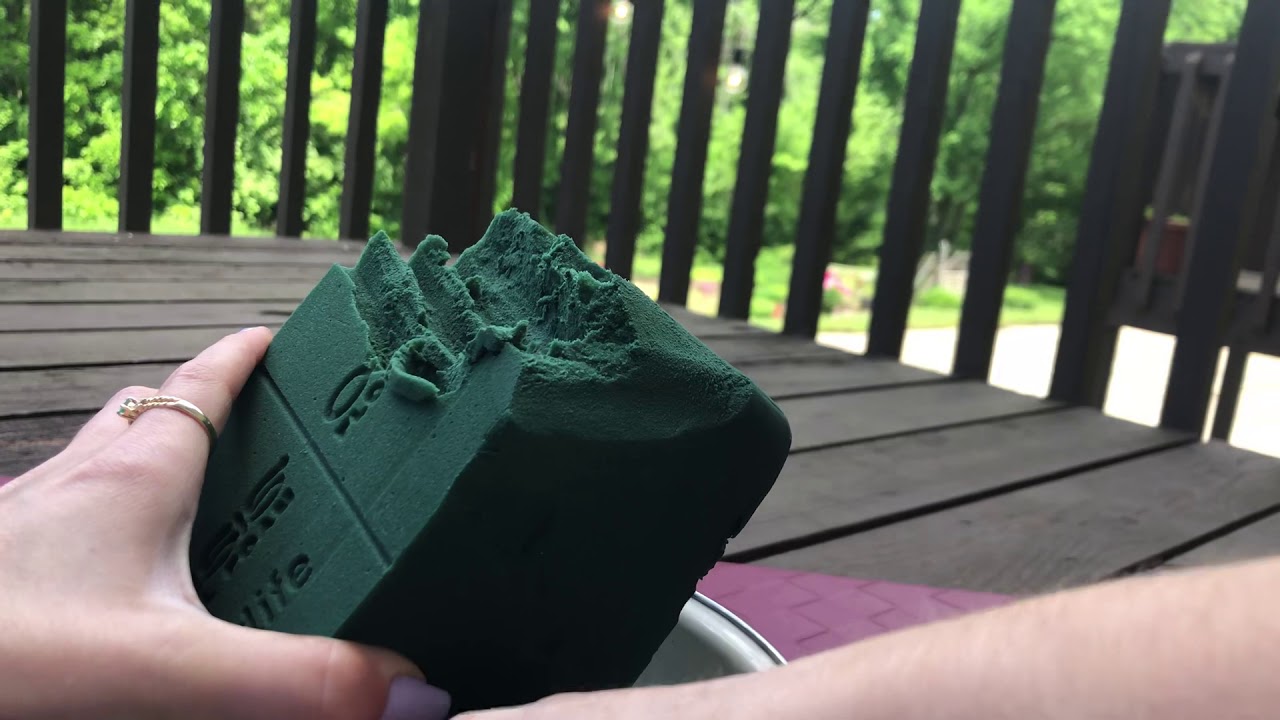 SQUEEZING SOAKED FLORAL FOAM (1) YouTube