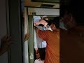 485系「華」豪雨で雨漏り。乗客の鉄道員が応急処置。