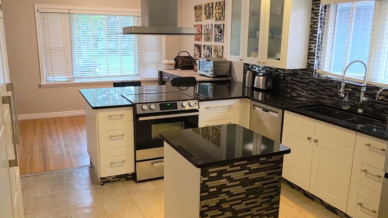 Modern Luxury Kitchen - Granite Counters & Stainless Appliances - Edmonton Home for Sale