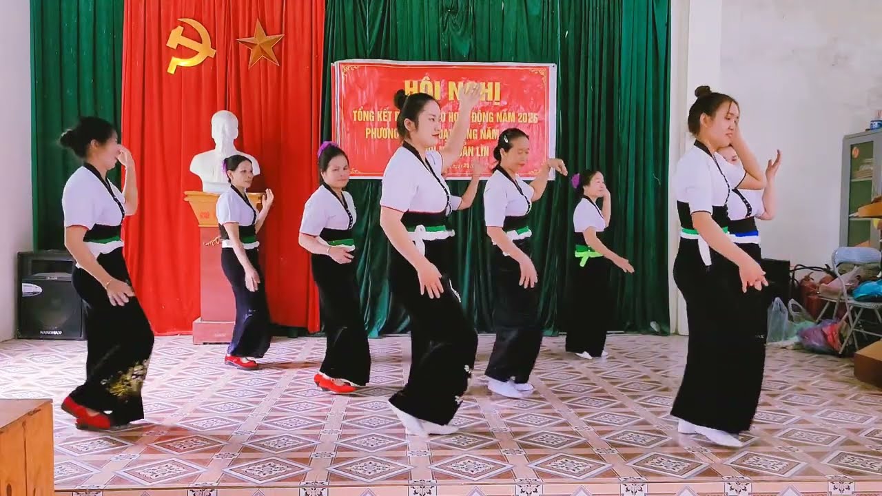 Gái xinh bản Lìn múa dân vũ điệu xòe hoa góp vui ngày, tổng kết hội cao tuổi. 