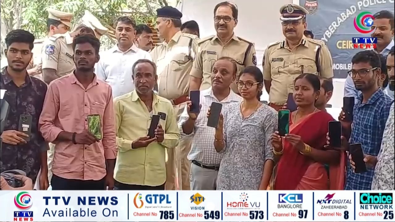 Police Ramesh Cyberabad Police CP Ramesh distributes 1,016 recovered phones - YouTube