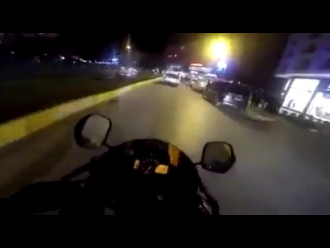 Trafikde kendini sıkıştıran adamın ağzına uçan tekme atan motorcu