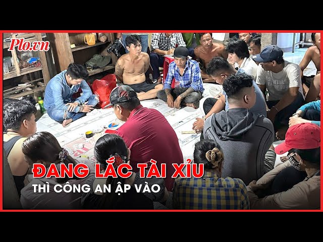 21 người đang lắc tài xỉu thì công an ập vào - PLO class=