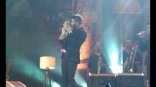 Gusttavo Lima canta Largado as Traças e pega bebê no colo