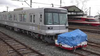 長野電鉄須坂駅に先乗りし残りの車両を待つ、東京メトロ03系。