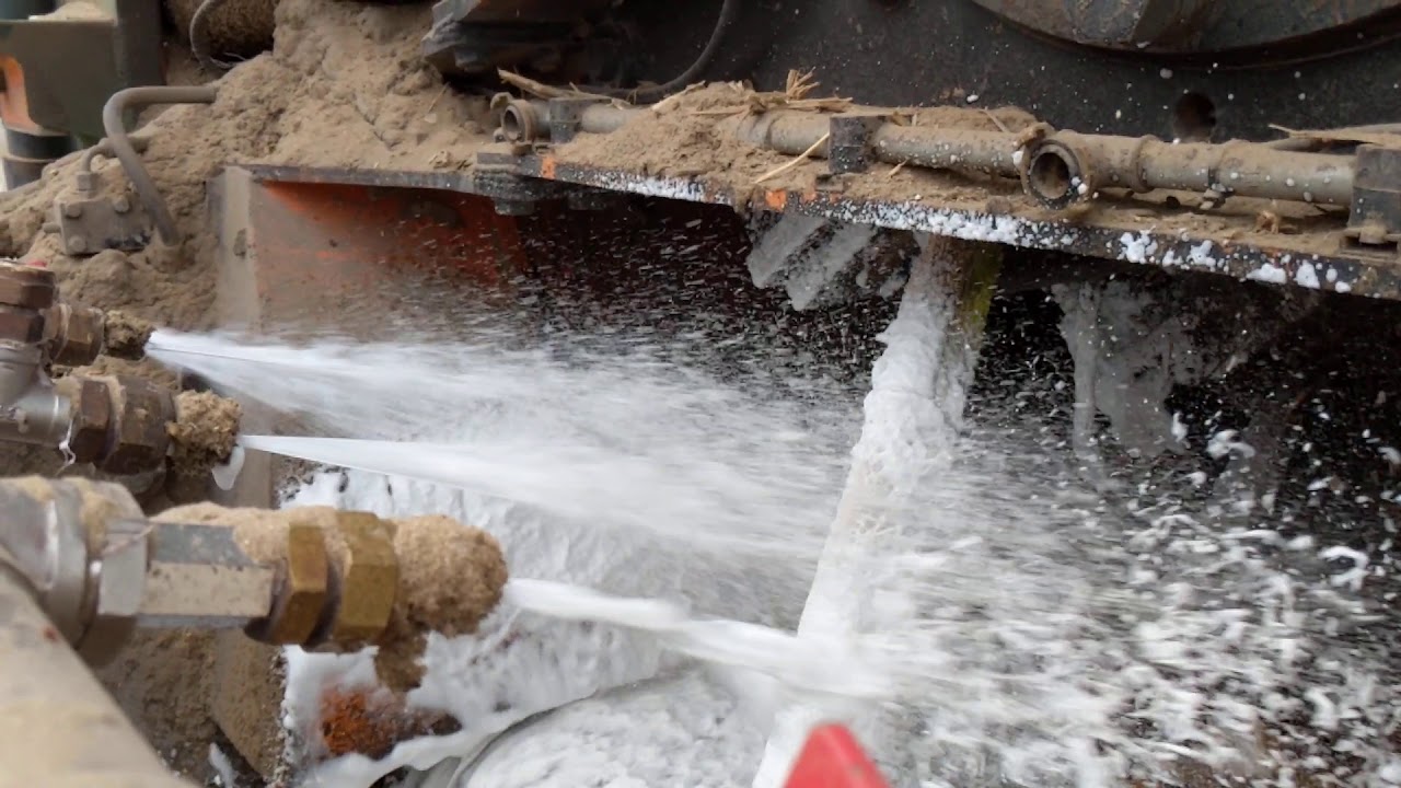 Dust control of woodchips with Freko-Foam on mobile shredder