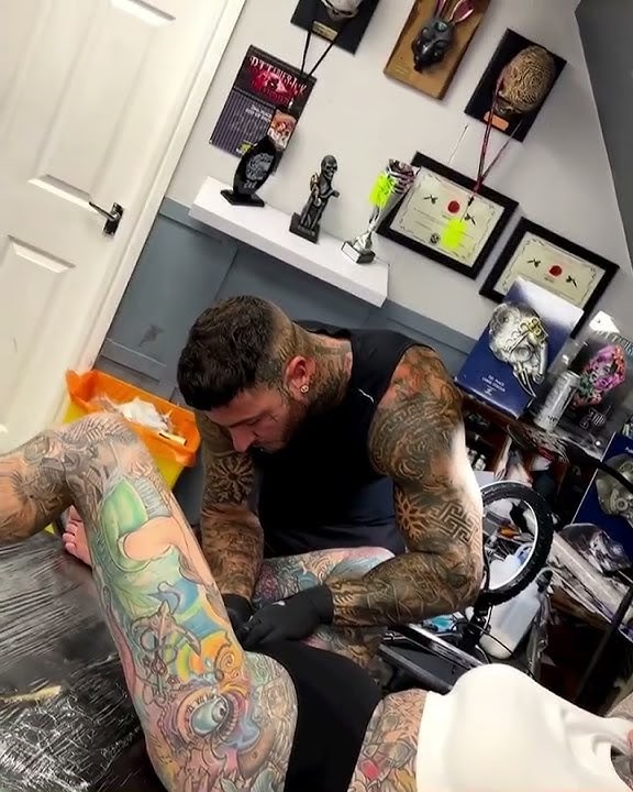 cewe ini bikin tato di anu nya, sampe 😱