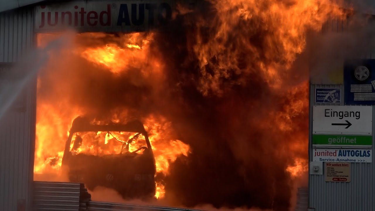 Großbrand eines Hallenkomplex - Flughafenfeuerwehr Hannover unterstützt bei Löscharbeiten