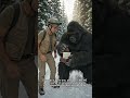 Yeti: "Perdón que te interrumpa el pánico, pero se te cayó esto". 🦍💳 #viral #humor #shorts #reels