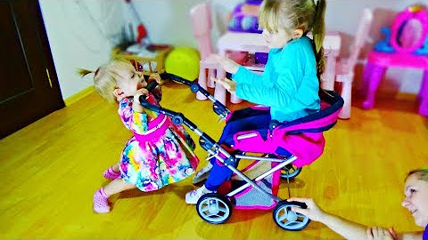 Разделяющаяся коляска для двойни. Две девочки не поделили куклу. Малыши не поделили коляску. Малыши не поделили коляску. Коляска «малыш».