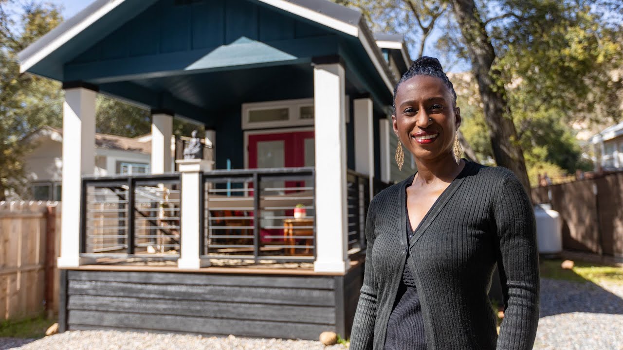 Ella diseñó a medida su hermosa y pequeña casa con cocina MASIVA