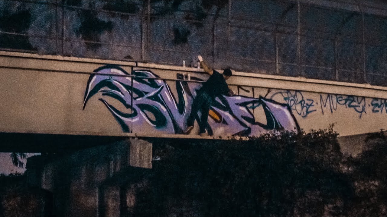 DANGEROUS GRAFFITI OVER BUSY HIGHWAY - BUGE (BAMC) Defends his Spot Over the 5 Freeway!